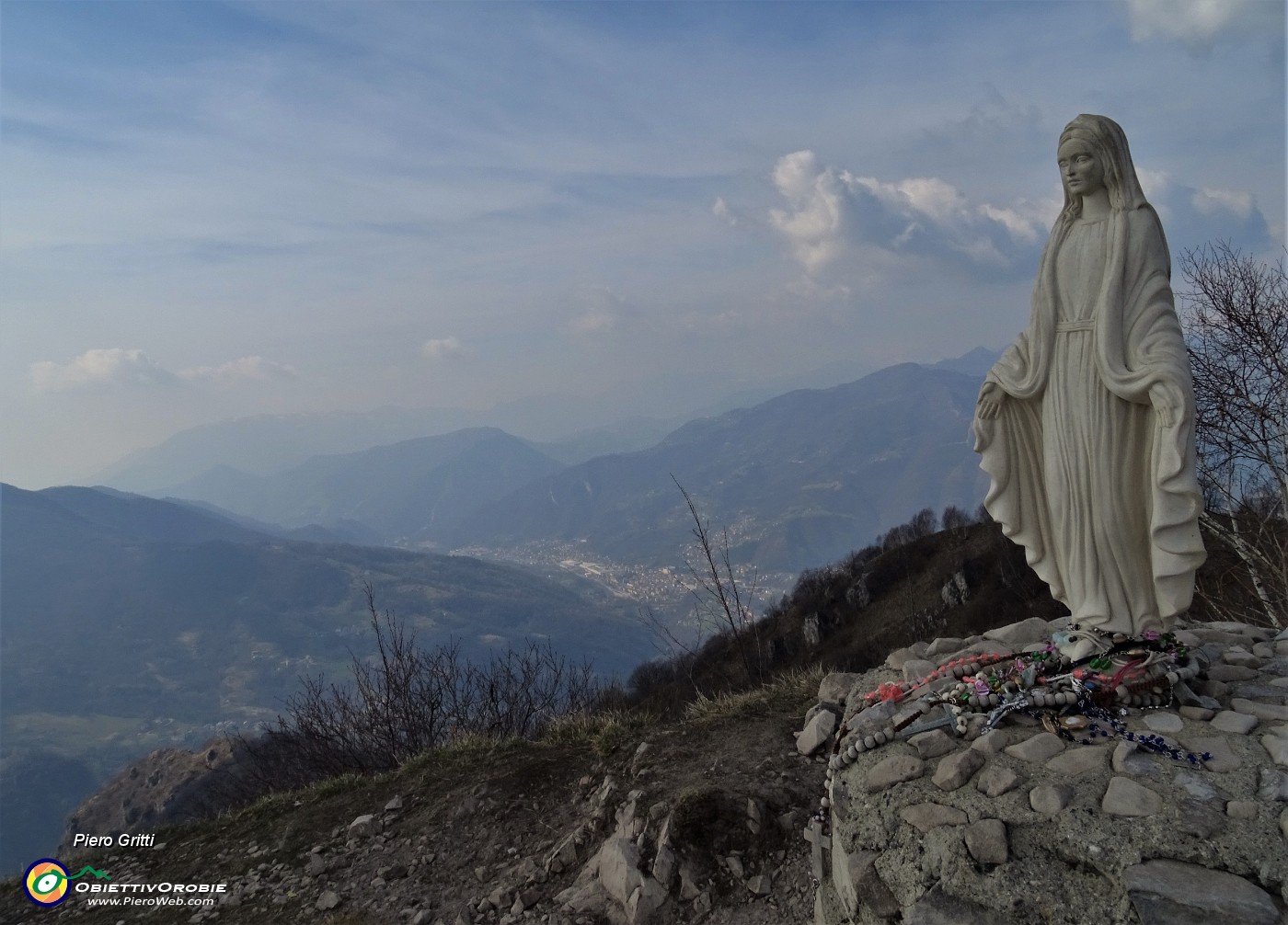 62 Alla bella Madonnina del Costone (1195 m) con vista sulla conca di Zogno.JPG